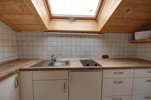 cocina con fregadero y ventana en Ferienwohnung Birkenmeier, en Ruhpolding