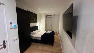 małą sypialnię z łóżkiem w pokoju w obiekcie Stylish studio in the heart of Breda city center w mieście Breda