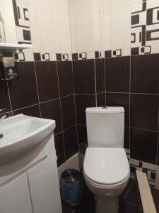 bagno con servizi igienici bianchi e lavandino di MODEST a Slavske
