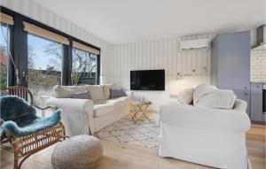 ein Wohnzimmer mit 2 weißen Sofas und einem TV in der Unterkunft 3 Bedroom Beautiful Home In Sydals in Skovmose