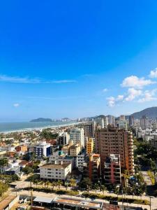 widok na miasto z budynkami i ocean w obiekcie Apto com vista para o mar com 2 vagas - Guarujá w mieście Guarujá