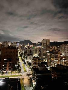 widok na miasto w nocy z budynkami w obiekcie Apto com vista para o mar com 2 vagas - Guarujá w mieście Guarujá