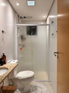 W łazience znajduje się prysznic, toaleta i umywalka. w obiekcie Apto com vista para o mar com 2 vagas - Guarujá w mieście Guarujá