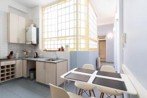 Acogedor apartamento en Palermo Buenos Aires في بوينس آيرس: مطبخ مع طاولة وكراسي ونافذة