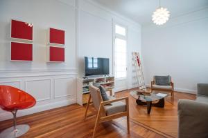 uma sala de estar com um sofá e uma televisão em Acogedor apartamento en Palermo Buenos Aires em Buenos Aires