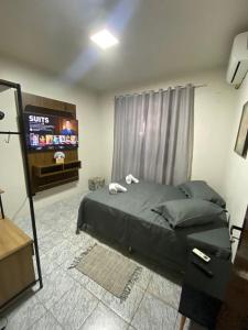 Säng eller sängar i ett rum på Quarto privativo no centro de Foz