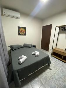 Säng eller sängar i ett rum på Quarto privativo no centro de Foz