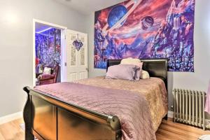 1 dormitorio con 1 cama y una pintura en la pared en Cozy Adorable Two Bedroom Luxury Suites, en Newark