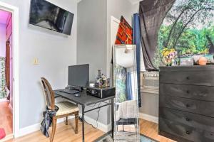 1 dormitorio con escritorio, ordenador y vestidor en Cozy Adorable Two Bedroom Luxury Suites, en Newark
