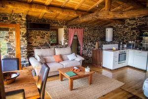 sala de estar con sofá y mesa en Cabo Do Mundo Casa Rural, en Chantada