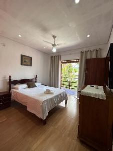 パラチにあるCasa Elianeのベッドと大きな窓のある寝室 +30枚の写真