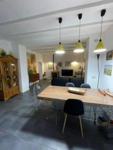 una sala de estar con una gran mesa de madera y sillas en Home&Nature - Casa di montagna, en Castel di Sangro