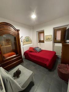 una camera con letto rosso di Home&Nature - Casa di montagna a Castel di Sangro