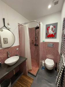 bagno con doccia, lavandino e servizi igienici di Home&Nature - Casa di montagna a Castel di Sangro