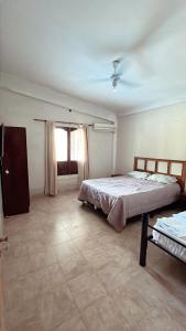 1 dormitorio con cama y ventana en Único Chalet en barrio privado! en Maco