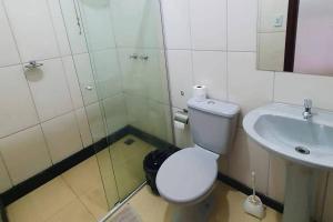 a bathroom with a toilet and a sink at Diamantina Ecohostel in Diamantina
