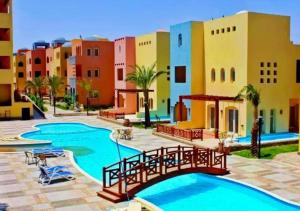 AlDora Inn Downtown Hurghada في الغردقة: منتجع فيه مسبح وبعض المباني