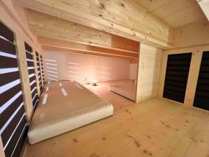 ein kleines Zimmer mit einem Bett in der Mitte in der Unterkunft studio suite im fresh-cube 