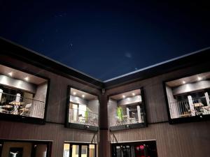 ein Gebäude mit drei Balkonen mit Beleuchtung in der Unterkunft studio suite im fresh-cube 