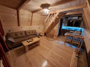 uma vista superior de uma sala de estar com um sofá e uma mesa em Wooden cottages "KONAK" em Šavnik