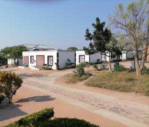 una casa con un camino de tierra delante de ella en Drakensview guesthouse en Acornhoek