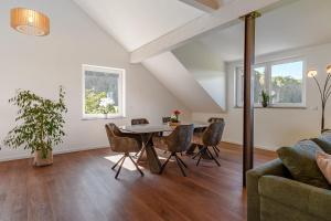 sala de estar con mesa y sillas en Grünewaldhof in Rimbach im Odenwald, en Rimbach