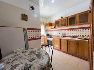 uma cozinha com uma mesa e uma cozinha com um fogão em Holidays HOUSE em La Marsa