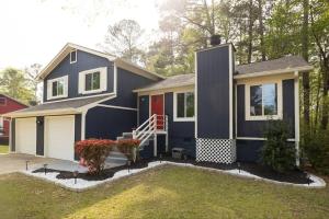 una casa azul con una puerta roja en un patio en Spacious Oasis in Quiet Suburb, en Jonesboro