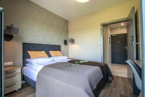 1 dormitorio con 1 cama grande y ducha a ras de suelo en Apartamenty Szmaragdowa 10, en Mielno