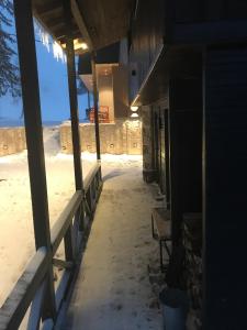 eine Veranda eines Gebäudes mit Schnee auf dem Boden in der Unterkunft Skikoliba 2 in Jahorina