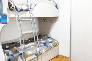 - un lit superposé avec une échelle dans une chambre dans l'établissement Bitola No. 1 Apartment, à Bitola