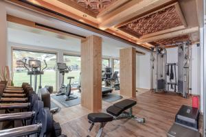 a gym with treadmills ellipticals and exercise bikes at Hotel Hubertus mit Summercard in Sölden