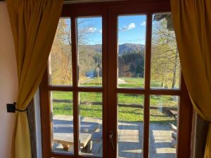 ventana con vistas a la montaña en Ladybug Eco House, 