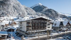 um hotel nas montanhas na neve em Hotel Hubertus inklusive Summercard em Sölden