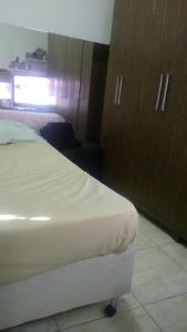 Een bed of bedden in een kamer bij Quarto Cidade administrativa