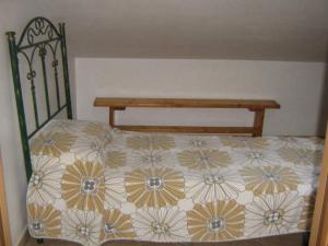 una camera con letto e panca in legno di Mora apartment 1st floor near the sea - Climate and wi-fi ad Avola