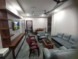 Μια τηλεόραση ή/και κέντρο ψυχαγωγίας στο Servostay Tirupati New Full Furnished 2 BHK Flats #201