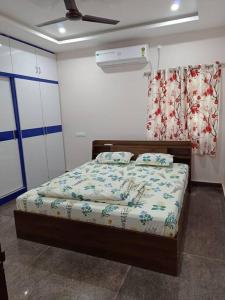 Ένα ή περισσότερα κρεβάτια σε δωμάτιο στο Servostay Tirupati New Full Furnished 2 BHK Flats #201