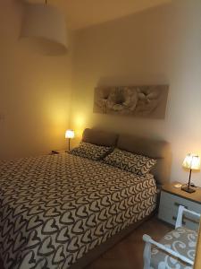 una camera con un grande letto con due lampade di Casa Rossi a Pomigliano dʼArco