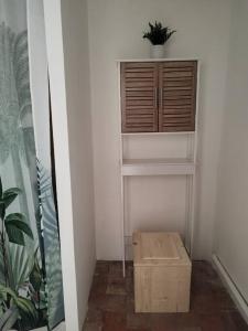 a room with a shelf and a wooden box at Petite maison troglodyte in Le Grand-Pressigny