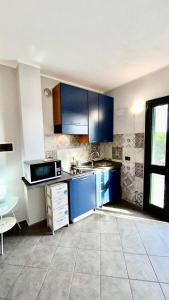 una cocina con armarios azules y fregadero en Agriturismo Azzurra Biricchina en Riva Ligure