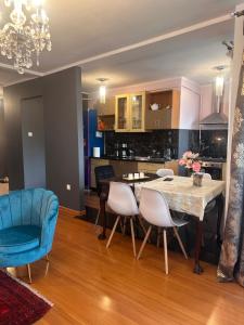 una cucina e una sala da pranzo con tavolo e sedie di Apartament Diana - Traugutta Wrocław a Breslavia