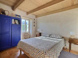 ein Schlafzimmer mit einem Bett und einem blauen Schrank in der Unterkunft Penty Ty Gwen (Cap de la Chèvre) in Crozon