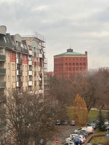 un parcheggio in una città con edifici alti di Apartament Diana - Traugutta Wrocław a Breslavia