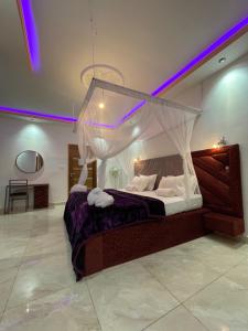 ein Schlafzimmer mit einem Himmelbett in der Unterkunft Zarafah in Poponguine