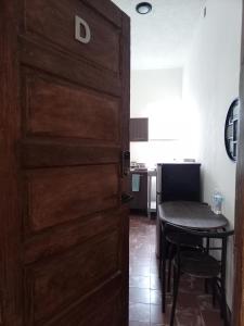 a door leading into a kitchen with a table at Confortable Loft MN 960 D Centro Mty cerca de todo in Monterrey