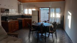 - une cuisine avec une table et des chaises dans la chambre dans l'établissement Casa Castelli, à San Rafael