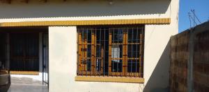 - un bâtiment avec une fenêtre et des barres d'appui dans l'établissement Casa Castelli, à San Rafael