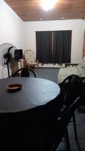 - un salon avec une table et un canapé dans l'établissement Casa Castelli, à San Rafael
