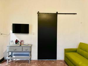 a living room with a green couch and a table at DGM Lofts MTY MN 960 D centro cerca de todo in Monterrey